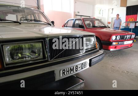 20 settembre 2024, Sassonia, Wilkau-Haßlau: Una Volvo 244 (l) del 1978 e una BMW 318 del 1988 sono in mostra al Culitzsch Classic Car Museum. Le auto fanno parte di una mostra speciale intitolata "Unerreichbar nah" (Unattainably Close), che si concentra sui veicoli importati dall'Occidente per la RDT. Foto: Sebastian Willnow/dpa Foto Stock