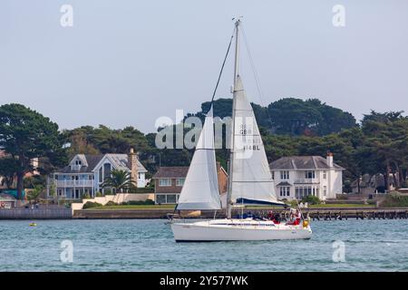 Poole, Dorset, Regno Unito. 20 settembre 2024. Meteo nel Regno Unito: Caldo e umido a Poole, nel Dorset, con un avvertimento meteorologico giallo emesso per Dorset per temporali e forti piogge e anche la possibilità di un tornado riportato sul giornale locale. I marinai sfruttano al massimo la brezza e le condizioni del vento nel porto di Poole, passando davanti alle prostitute sul lungomare che valgono milioni di dollari a Sandbanks. Crediti: Carolyn Jenkins/Alamy Live News Foto Stock