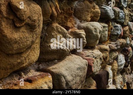 Da vicino e personale con un muro di arenaria. I toni caldi creano una prospettiva accattivante, invitandoti a esplorare le storie nascoste al suo interno. Foto Stock