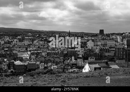 Questa prospettiva serena ma sorprendente cattura l'essenza di questa gemma costiera, avvolta dal mistero e dal fascino. Foto Stock