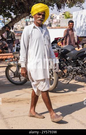 Pushkar, Rajasthan, India. 7 novembre 2022. Uomo in un turbante giallo a Pushkar. Foto Stock