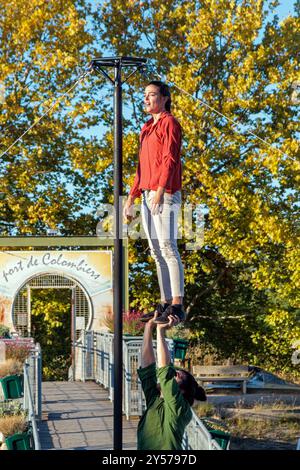 Il circo mostra 'Ven' della 'si Seul Company'. Anfiteatro del porto di Colombiers. Spettacolo ospitato come parte del palco di Herault. Occitanie, Francia Foto Stock