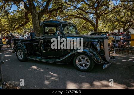 Gulfport, MS - 2 ottobre 2023: Vista laterale ad alta prospettiva di un pick-up Ford V8 1936 in una mostra di auto locale. Foto Stock