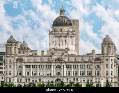 Grande cupola di edificio in stile barocco edoardiano del Porto di Liverpool, una delle tre regate, Pier Head, Liverpool, Inghilterra, Regno Unito Foto Stock