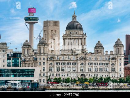 St John's Beacon Radio City torre di osservazione e grand edoardiana a cupola di stile barocco del porto di Liverpool edificio, Riverside, Liverpool, England, Regno Unito Foto Stock