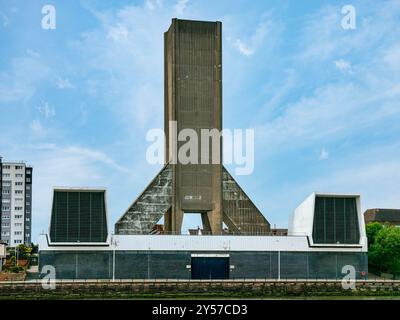 1930 's Art Deco brutalista Modern Kingsway Tunnel sfiati, torre di ventilazione per tunnel sotto il fiume Mersey, Birkenhead, Merseyside, Inghilterra, Regno Unito Foto Stock