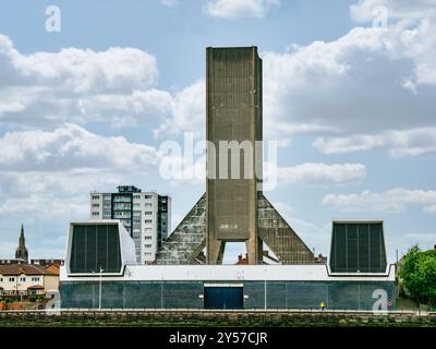 1930 's Art Deco brutalista Modern Kingsway Tunnel sfiati, torre di ventilazione per tunnel sotto il fiume Mersey, Birkenhead, Merseyside, Inghilterra, Regno Unito Foto Stock