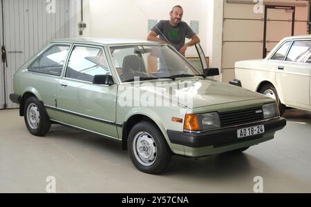 20 settembre 2024, Sassonia, Wilkau-Haßlau: Una Mazda 323 del 1982 è in mostra al museo di auto d'epoca Culitzsch. L'auto fa parte di una mostra speciale intitolata "Unerreichbar nah" (Unattainably Close), che si concentra sui veicoli importati dall'Occidente per la RDT. Foto: Sebastian Willnow/dpa Credit: dpa picture Alliance/Alamy Live News Foto Stock