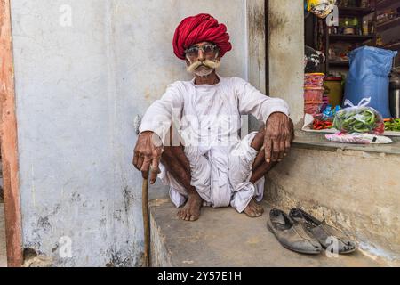 Killa, Degana, Rajasthan, India. 9 novembre 2022. Uomo fuori da un piccolo negozio in un villaggio nel Rajasthan. Foto Stock