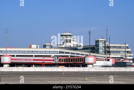 Berlino, Germania. 18 settembre 2024. Il sito del vecchio aeroporto di Tegel, dove è pianificata la Urban Tech Republic, è mostrato in un tour di costruzione del comitato principale della camera dei rappresentanti. Sono in corso lavori di costruzione intorno agli edifici dell'ex aeroporto. Crediti: Jens Kalaene/dpa/Alamy Live News Foto Stock