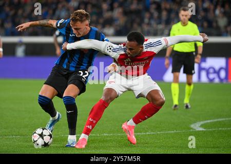 19 settembre 2024; Stadio Gewiss, Bergamo, Italia, UEFA Champions League Football, Atalanta contro Arsenal; Mateo Retegui dell'Atalanta BC tiene fuori Gabriel Magalhaes dell'Arsenal FC Foto Stock