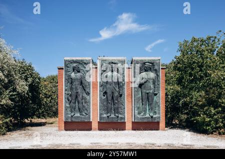 Budapest, Ungheria - 10 agosto 2024: Bela Kun, Jeno Landler e Tibor Szamuely Memorial, scultori Olcsai-Kiss Zoltan, Herczeg Klara, Farkas Aladar, 1 Foto Stock