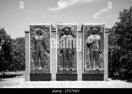 Budapest, Ungheria - 10 agosto 2024: Bela Kun, Jeno Landler e Tibor Szamuely Memorial, scultori Olcsai-Kiss Zoltan, Herczeg Klara, Farkas Aladar, 1 Foto Stock
