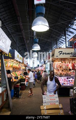 Barcellona, Spagna, 4 settembre 2008, i visitatori potranno curiosare tra i prodotti freschi e le prelibatezze locali al Mercado de la Boquería, un vivace mercato di Barcellona con spirito vivace Foto Stock