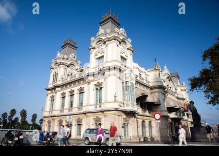 Barcellona, Spagna, 4 settembre 2008, l'edificio decorato della dogana si erge con orgoglio al porto di Barcellona, mostrando una splendida architettura e un vivace attiv Foto Stock