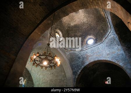 Barcellona, Spagna, 4 settembre 2008, la splendida cupola e la cupola ottagonale si innalzano sopra l'interno del monastero di Sant Pau del campo, mostrando il suo ricco arco Foto Stock