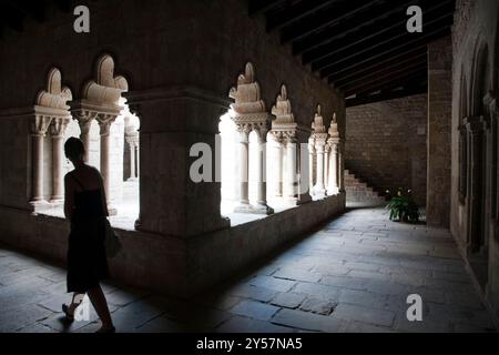 Barcellona, Spagna, 4 settembre 2008, i visitatori passeggiano attraverso lo storico chiostro di Sant Pau del campo, meravigliandosi della sua architettura antica e della sua serena atmosfera Foto Stock