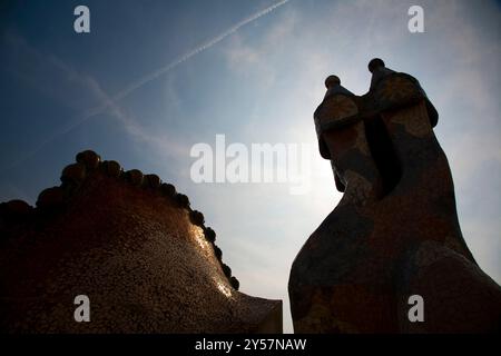 Barcellona, Spagna, 4 settembre 2008, i camini si innalzano contro il cielo a Casa Batlló, mostrando Gaudís uno stile architettonico unico nel cuore di Barcellona. Foto Stock