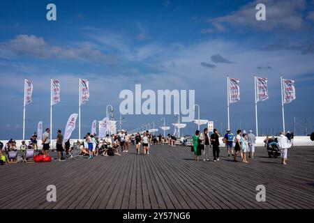 Sopot, Polonia - 31 agosto 2024: Un famoso molo sulla costa del Mar Baltico, la baia di Danzica, il molo in legno più lungo della Polonia. Foto Stock