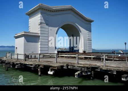 Pier 43 Ferry Arch, costruito nel 1914 per servire la Belt Railroad. Alcatraz Island dietro. Foto Stock