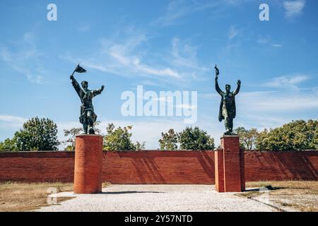 Budapest, Ungheria - 10 agosto 2024: Memento Park, un museo all'aperto a Budapest, dedicato alle statue monumentali e alle targhe scolpite dell'Ungheria Foto Stock