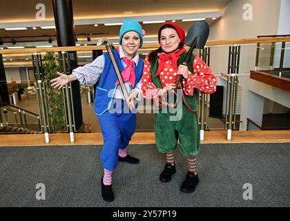 LONDRA, REGNO UNITO. 19 settembre 2024. Maria Popska e Kate Meczynksa - Nano alla pantomima 2024 delle Fairfield Halls - Biancaneve e i sette nani. L'intero cast ha una personalità molto dolce una volta che li vedi apparire sul palco. Li amerete tutti. Non perdetevi lo spettacolo dal vivo dal venerdì 13 dicembre 2024 alla domenica 5 gennaio 2025 al Fairfield Ashcroft Theatre di Fairfield Halls, Londra, Regno Unito. (Foto di 李世惠/SEE li/Picture Capital) credito: Vedi li/Picture Capital/Alamy Live News Foto Stock