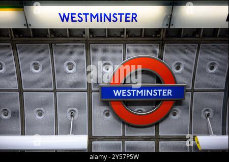 Londra, Regno Unito. Stazione della metropolitana di Wesminster, piattaforma della Jubilee Line. Foto Stock