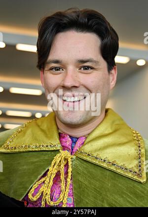 LONDRA, REGNO UNITO. 19 settembre 2024. Callum Connolly - Prince at the Fairfield Halls '2024 pantomima - Snow White and the Seven Dwarfs press launch. L'intero cast ha una personalità molto dolce una volta che li vedi apparire sul palco. Li amerete tutti. Non perdetevi lo spettacolo dal vivo dal venerdì 13 dicembre 2024 alla domenica 5 gennaio 2025 al Fairfield Ashcroft Theatre di Fairfield Halls, Londra, Regno Unito. (Foto di 李世惠/SEE li/Picture Capital) credito: Vedi li/Picture Capital/Alamy Live News Foto Stock