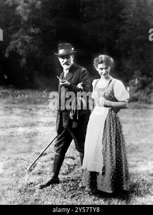 Sigmund Freud e Anna Freud. Ritratto dello psicoanalista austriaco Sigismund Schlomo Freud (1856-1939) e Anna Freud (1895-1982) nel 1913 Foto Stock