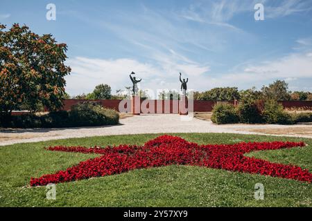 Budapest, Ungheria - 10 agosto 2024: Memento Park, un museo all'aperto a Budapest, dedicato alle statue monumentali e alle targhe scolpite dell'Ungheria Foto Stock