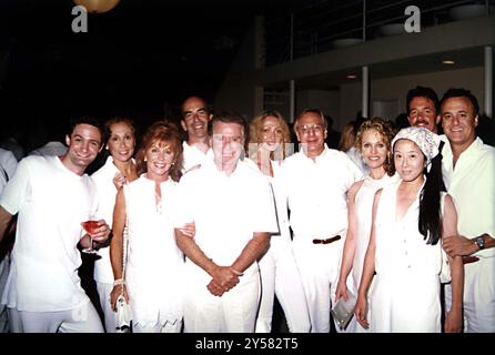 4 settembre 1999, East Hampton, New York, Stati Uniti: La folla di celebrità che include JAY e REGIS PHILBIN, CLAUDIA COHEN (giornalista di pettegolezzi) e la designer VERA WANG durante il giorno di lavoro annuale di Puffy Combs, dove tutti devono indossare il bianco nella sua casa di East Hamptons. Nel 1998, Sean Combs, alias Diddy, annunciò il suo arrivo a East Hampton organizzando una festa per il Labor Day nella sua nuova casa a Hedges Banks Drive. Quello che il magnate dell'hip-hop ha consegnato è stato il film inaugurale di una serie di White Party estivi che alla fine si sono trasferiti a St. Tropez e Beverly Hills. (Immagine di credito: © Hugh EDW Foto Stock