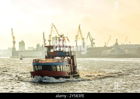 Traghetto per il porto sul fiume Elba ad Amburgo, Germania all'alba Foto Stock