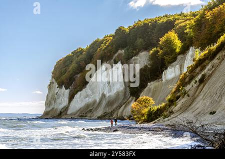 Persone che camminano di fronte alle famose scogliere di gesso bianco sull'isola di Rügen in Germania Foto Stock