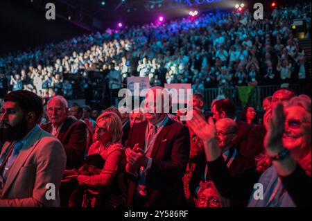 Birmingham, Regno Unito. 20 settembre 2024. La folla ha visto applaudire durante la conferenza. Il partito Reform UK, guidato dal politico britannico Nigel Farage, ha vinto cinque seggi alle elezioni generali del Regno Unito del 2024, e ora si riunisce a Birmingham per la sua conferenza di partito del 2024. Crediti: David Tramontan / Alamy Live News Foto Stock