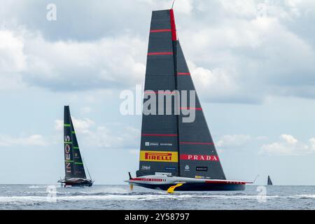 Luna Rossa Prada Pirelli (ITA) gareggia nella 37esima edizione della Coppa America a bordo di monoscafi AC75, Barcellona - Spagna. I due timonieri Foto Stock