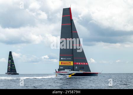 Luna Rossa Prada Pirelli (ITA) gareggia nella 37esima edizione della Coppa America a bordo di monoscafi AC75, Barcellona - Spagna. I due timonieri Foto Stock