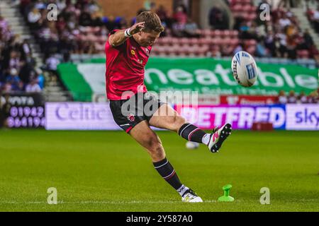 Wigan, Regno Unito. Dal 19 settembre 2024. Super League Rugby: Wigan Warriors vs Salford Red Devils al Brick Stadium. Chris Atkin che pratica il calcio d'inizio Credito James Giblin/Alamy Live News. Foto Stock