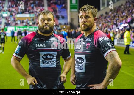 Wigan, Regno Unito. Dal 19 settembre 2024. Super League Rugby: Wigan Warriors vs Salford Red Devils al Brick Stadium. Ben Halliwell e Charlie McCurrie dopo la partita. Credito James Giblin/Alamy Live News. Foto Stock