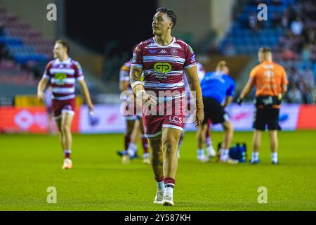 Wigan, Regno Unito. Dal 19 settembre 2024. Super League Rugby: Wigan Warriors vs Salford Red Devils al Brick Stadium. Tyler Dupree che torna alla sua linea di meta dopo che Wigan ha segnato. Credito James Giblin/Alamy Live News. Foto Stock