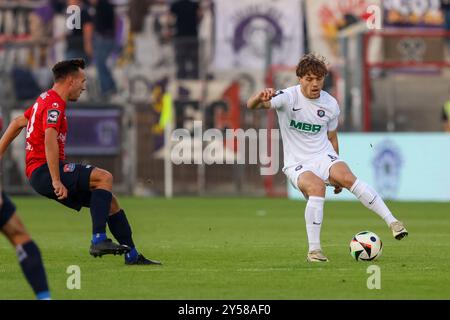 Mika Clausen (Erzgebirge Aue, 08) mit Ball, mit Simon Skarlatidis (SpVgg Unterhaching, 30), SpVgg Unterhaching vs. Erzgebirge Aue, Fussball, 3. Liga, 6 anni. Spieltag, Saison 24/25, 20.09.2024, LE NORMATIVE DFL VIETANO QUALSIASI USO DI FOTOGRAFIE COME SEQUENZE DI IMMAGINI, foto: Eibner-Pressefoto/Jenni Maul Foto Stock