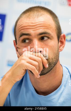 Wetzikon, Svizzera. 20 settembre 2024. Il belga Victor Campenaerts parla in una conferenza stampa del team belga in vista della gara di cronometro di domenica ai Campionati del mondo di ciclismo su strada 2024 UCI, venerdì 20 settembre 2024, a Wetzikon, Svizzera. I Mondi si svolgono dal 21 al 29 settembre a Zurigo, in Svizzera. BELGA PHOTO JASPER JACOBS credito: Belga News Agency/Alamy Live News Foto Stock