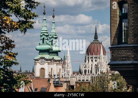 Vista dalla collina di Buda al Parlamento di Budapest e alla Chiesa di Sant'Anna Foto Stock