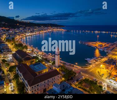 Splendida immagine aerea della città di Zante sull'isola greca di Zante durante il tramonto. 16 settembre 2024. Foto Stock