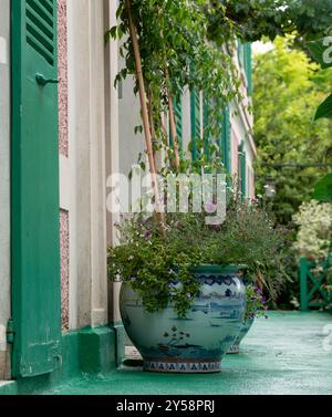 Fiori colorati sulla veranda della casa del pittore impressionista Claude Monet a Giverny, Francia. Foto Stock