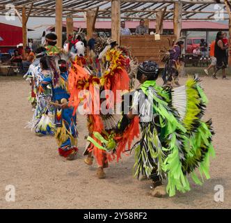 Ragazzi nativi americani vestiti con costumi da ballerina che ballano a un powwow a Lodgepole, Montana. Foto Stock