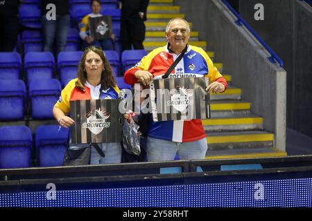 Warrington, Regno Unito. 20 settembre 2024. I tifosi di Londra attendono l'inizio della partita *** durante la partita di Super League tra i Warrington Wolves e i London Broncos all'Halliwell Jones Stadium di Warrington, Regno Unito, il 20 settembre 2024. Foto di Simon Hall. Solo per uso editoriale, licenza richiesta per uso commerciale. Non utilizzare in scommesse, giochi o pubblicazioni di singoli club/campionato/giocatori. Crediti: UK Sports Pics Ltd/Alamy Live News Foto Stock