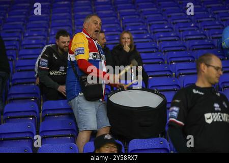 Warrington, Regno Unito. 20 settembre 2024. Un fan di Londra batte la batteria *** durante la partita di Super League tra Warrington Wolves e London Broncos all'Halliwell Jones Stadium, Warrington, Regno Unito, il 20 settembre 2024. Foto di Simon Hall. Solo per uso editoriale, licenza richiesta per uso commerciale. Non utilizzare in scommesse, giochi o pubblicazioni di singoli club/campionato/giocatori. Crediti: UK Sports Pics Ltd/Alamy Live News Foto Stock