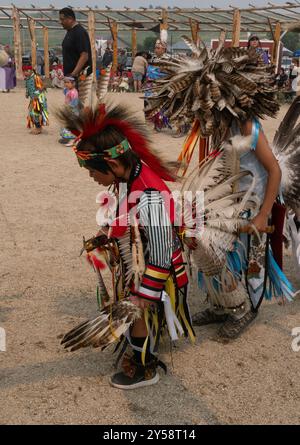 Ragazzi nativi americani vestiti con costumi da ballerino tradizionali e fantasiosi ballando a un Powwow a Lodgepole, Montana. Foto Stock