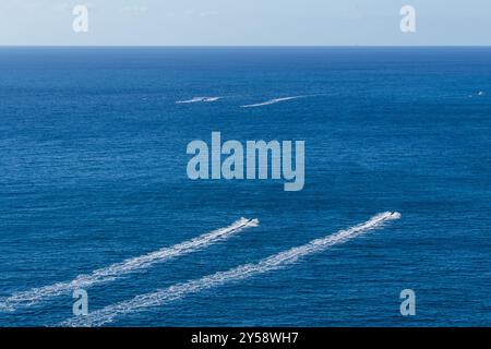 moto d'acqua che navigano vicino alle scogliere Foto Stock