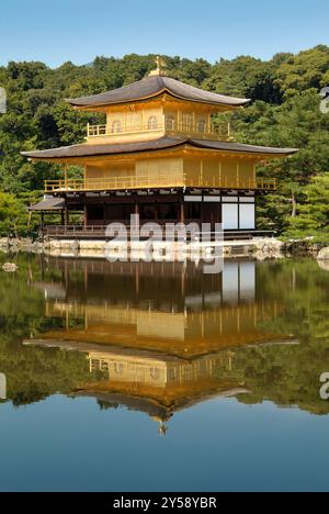 Tempio Kinkakuji (il tempio del Padiglione d'Oro), costruito sulle colline settentrionali di Kyoto nel 1398 da Yoshimitsu, il terzo shogun Ashikaga (e divenne uno Zen T Foto Stock